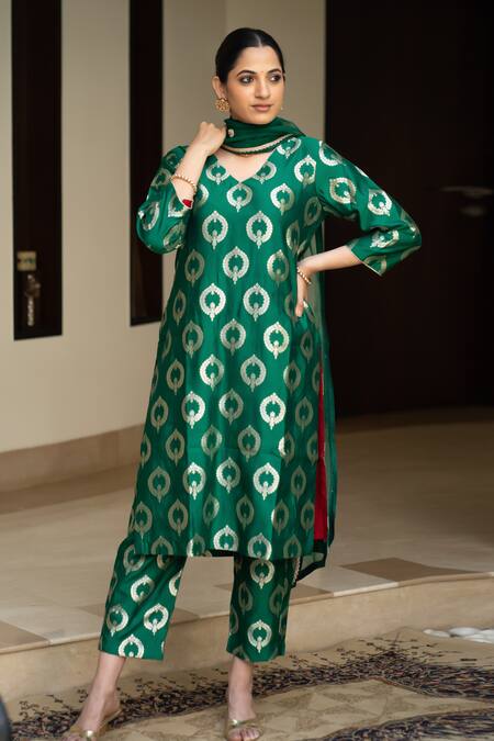Shop_Sobariko_Green Silk Lace V-neck Butti Handwoven Straight Kurta Set _at_Aza_Fashions