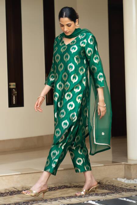 Sobariko_Green Silk Lace V-neck Butti Handwoven Straight Kurta Set _at_Aza_Fashions