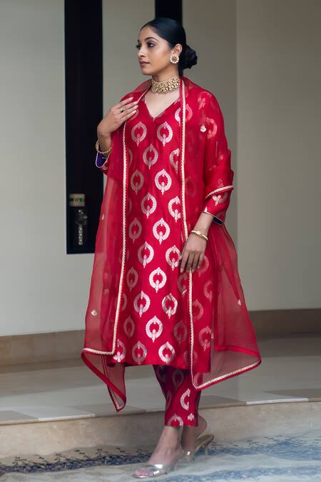 Shop_SOBARIKO_Red Silk Embroidery V-neck Brocade Butti Woven Straight Kurta Set_at_Aza_Fashions