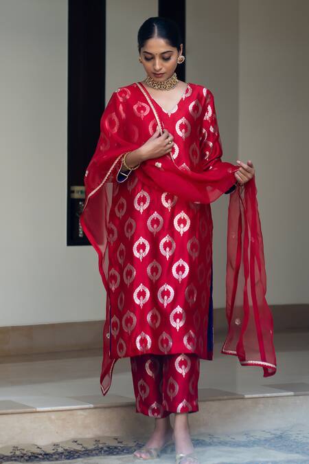 SOBARIKO_Red Silk Embroidery V-neck Brocade Butti Woven Straight Kurta Set_Online_at_Aza_Fashions