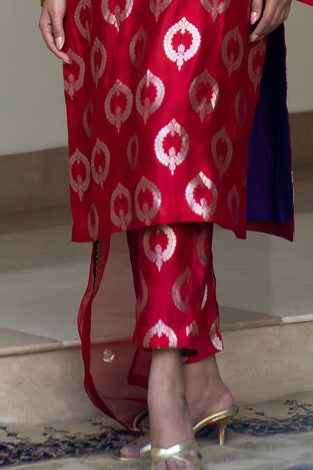 Buy_SOBARIKO_Red Silk Embroidery V-neck Brocade Butti Woven Straight Kurta Set_Online_at_Aza_Fashions
