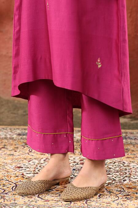 Weaver Story_Pink Chanderi Silk Embroidery V-neck Kurta With Pant _at_Aza_Fashions