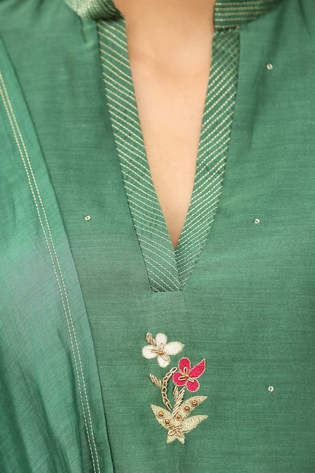 Shop_Weaver Story_Green Chanderi Silk Embroidery Mandarin Collar Placement Flower Kurta Pant Set _Online_at_Aza_Fashions