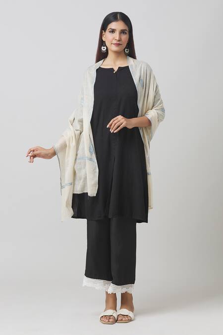 Buy Toosh Kashmir Off White Sozni Hand Embroidered Shawl Online at Aza Fashions Buy_Toosh Kashmir_Off White Sozni Hand Embroidered Shawl _Online_at_Aza_Fashions