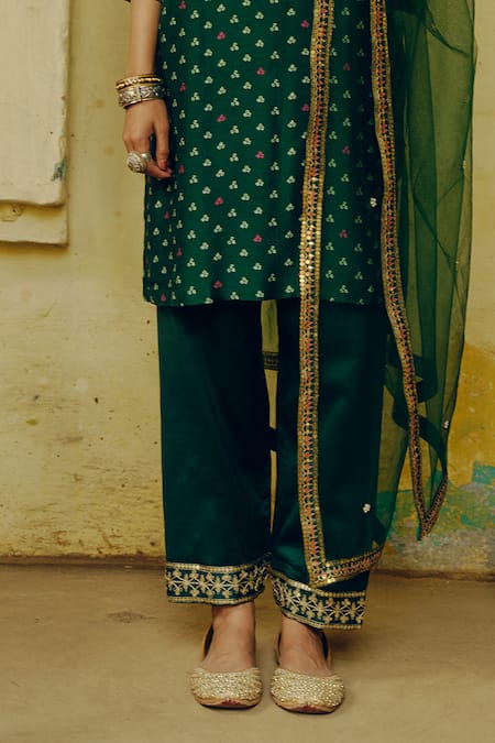 Drishti & Zahabia_Green Net, Silk, Chanderi Sequins, Bandhani Pyramid Motif Print Kurta Pant Set _Online_at_Aza_Fashions