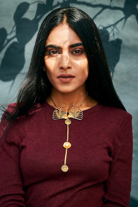 Itrana Geometric Carved Cutwork Pendant Necklace 