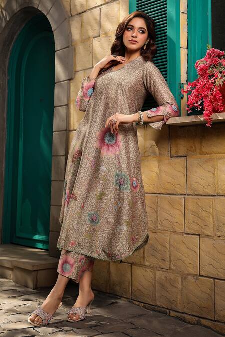 Label Niti Bothra_Green Silk, Chanderi Embroidery V-neck Floral Kurta And Pant Set _Online_at_Aza_Fashions