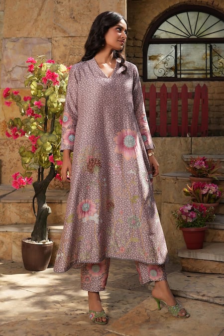 Label Niti Bothra Mughal Phool Embroidered Kurta & Pant Set 