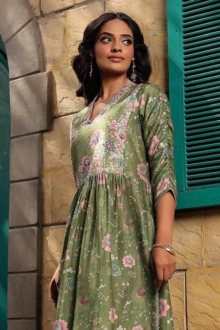 Label Niti Bothra Green Silk, Chanderi Embroidery V-neck Mughal Floral Bloom Print Kurta With Pant Online at Aza Fashions Label Niti Bothra_Green Silk, Chanderi Embroidery V-neck Mughal Floral Bloom Print Kurta With Pant _Online_at_Aza_Fashions