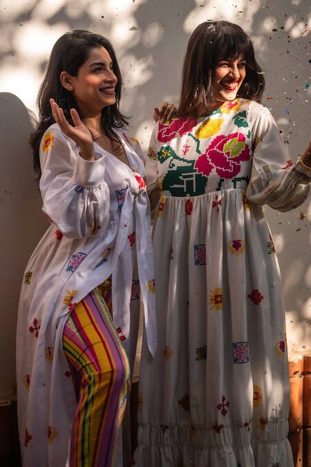 Prachi Kamat_White Cotton, Linen Embroidery Plunge Neck Portuguese Folk Print Kurta With Pant _Online_at_Aza_Fashions