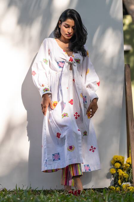 Shop_Prachi Kamat_White Cotton, Linen Embroidery Plunge Neck Portuguese Folk Print Kurta With Pant _Online_at_Aza_Fashions