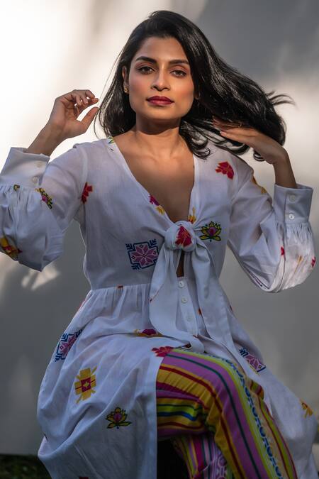 Buy_Prachi Kamat_White Cotton, Linen Embroidery Plunge Neck Portuguese Folk Print Kurta With Pant 