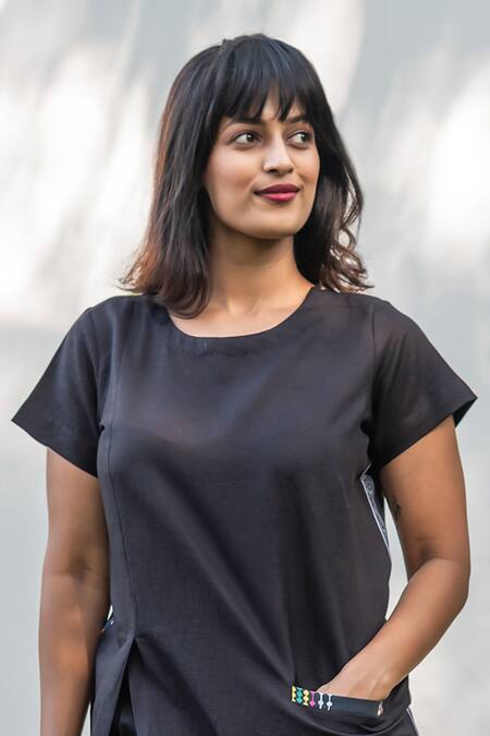 Prachi Kamat_Black Cotton, Linen Round Neck Front Slit Kurta With Solid Pant _Online_at_Aza_Fashions