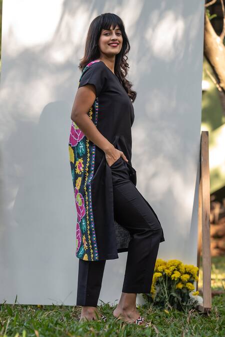 Buy_Prachi Kamat_Black Cotton, Linen Round Neck Front Slit Kurta With Solid Pant _Online_at_Aza_Fashions