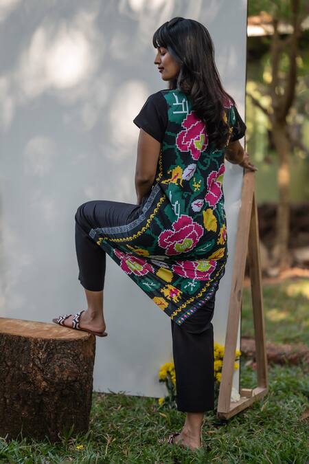 Buy_Prachi Kamat_Black Cotton, Linen Round Neck Front Slit Kurta With Solid Pant 