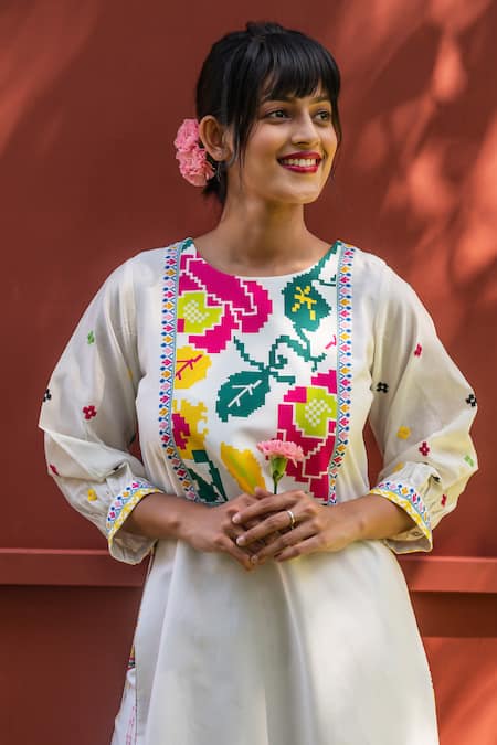 Prachi Kamat_White Chanderi Embroidery Round Portuguese Folk Print Straight Kurta Pant Set _at_Aza_Fashions