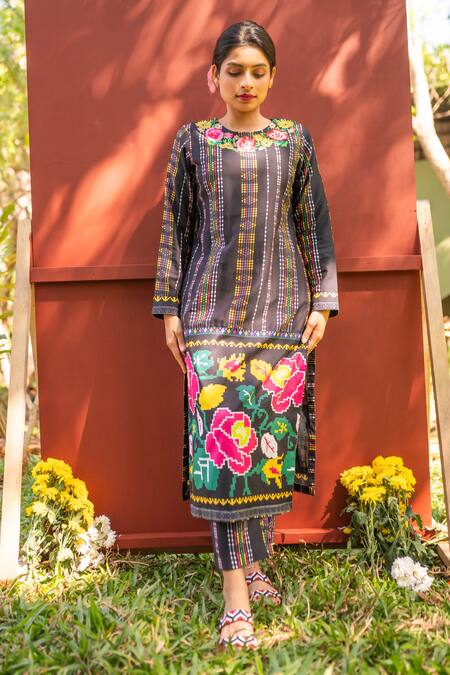 Buy_Prachi Kamat_Black Chanderi Embroidery Round Neck Portuguese Print Straight Kurta And Pant 