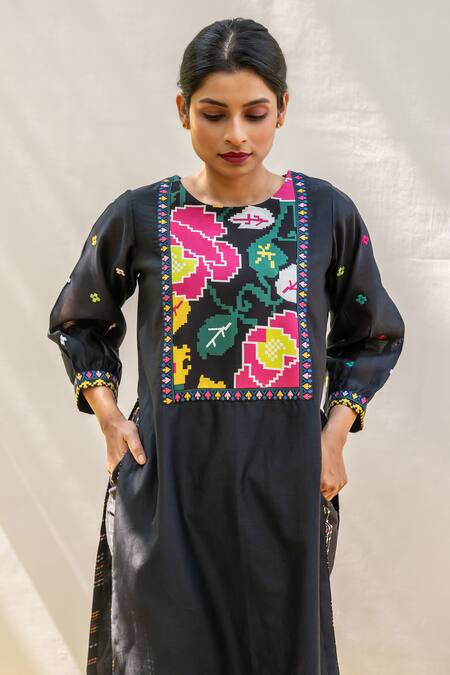 Prachi Kamat_Black Chanderi Embroidery Round Neck Portuguese Print Straight Kurta Pant Set _at_Aza_Fashions