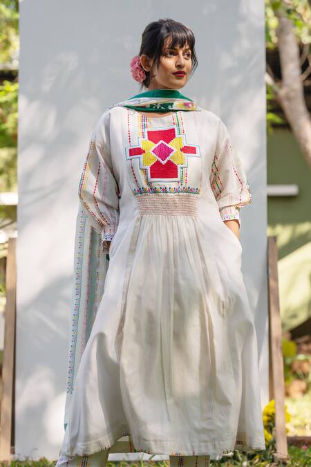 Buy_Prachi Kamat_White Chanderi Embroidery Round Neck Portuguese Folk Anarkali Set 
