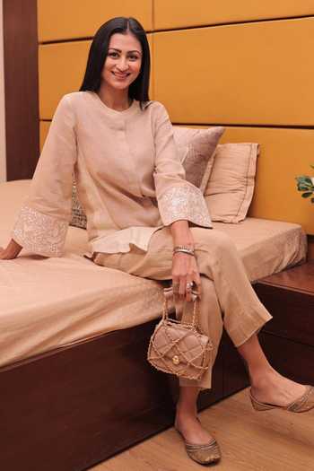 Leela By A_Beige Jute , Mulmul Floral Round Colorblock Kurta And Pant Set _at_Aza_Fashions