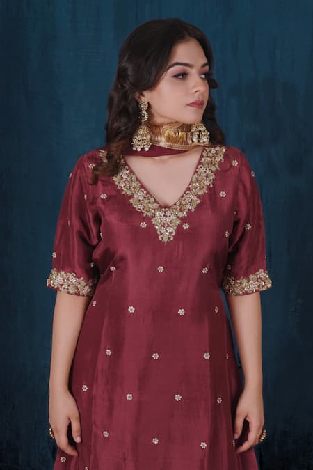 Shop Saubhagya Red Silk, Organza Metallic Thread, Zari, Embroidery V-neck Floral Kurta Set Online at Aza Fashions Shop_Saubhagya_Red Silk, Organza Metallic Thread, Zari, Embroidery V-neck Floral Kurta Set _Online_at_Aza_Fashions