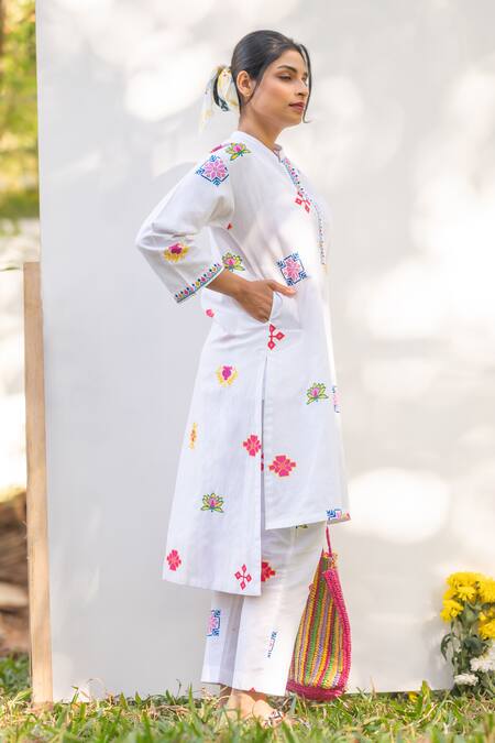 Prachi Kamat_White Cotton, Linen Embroidery Printed Asymmetric Straight Kurta With Pant _Online_at_Aza_Fashions