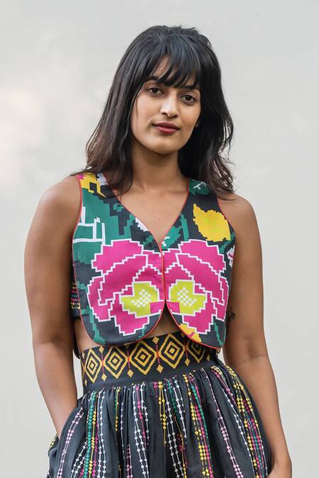 Prachi Kamat Black Cotton, Linen V-neck Portuguese Folk Motif Top With Pant Online at Aza Fashions Prachi Kamat_Black Cotton, Linen V-neck Portuguese Folk Motif Top With Pant _Online_at_Aza_Fashions