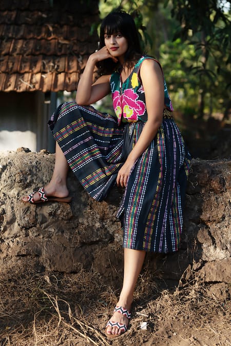 Buy_Prachi Kamat_Black Cotton, Linen V-neck Portuguese Folk Motif Top With Pant 