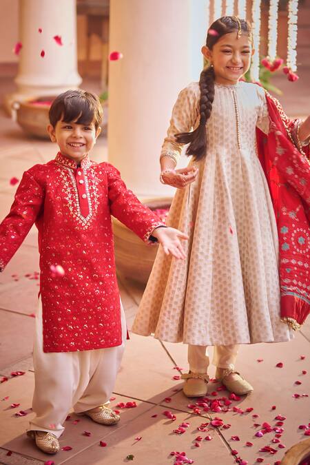 Lashkaraa Off White Silk, Linen Embroidery, Sequins, Zari Floral Woven Anarkali Set Online at Aza Fashions Lashkaraa_Off White Silk, Linen Embroidery, Sequins, Zari Floral Woven Anarkali Set_Online_at_Aza_Fashions