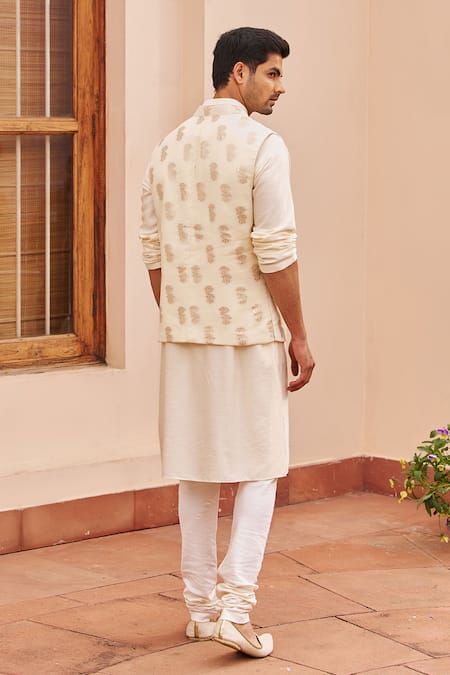Chhavvi Aggarwal Floral Woven Banarasi Bundi Kurta Set 