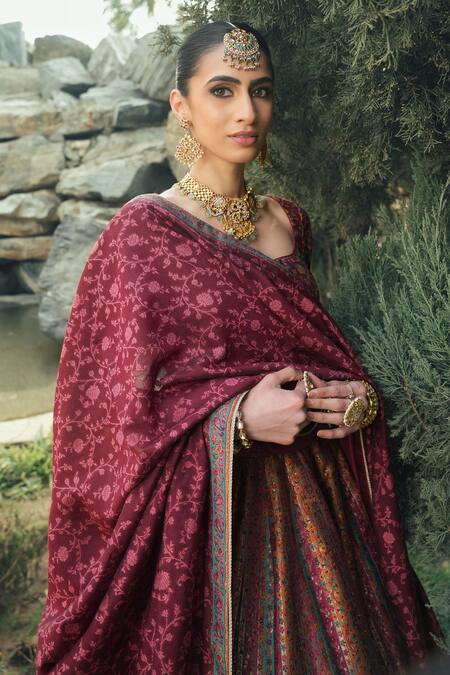Safaa_Maroon Velvet Embroidery Sweetheart Neck The Mihrumah Floral Woven Lehenga Set _Online_at_Aza_Fashions