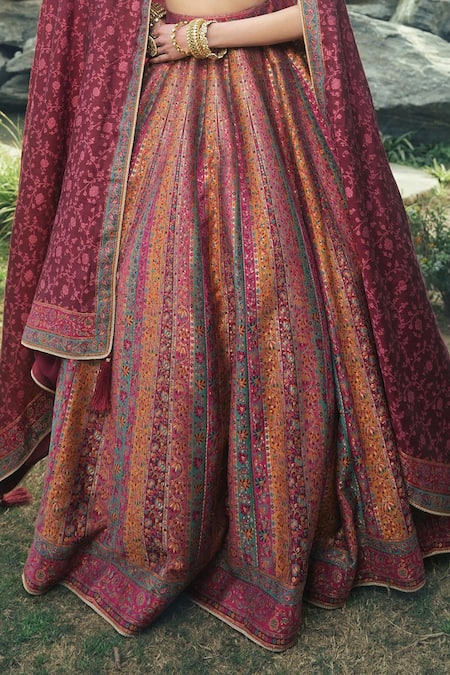 Buy_Safaa_Maroon Velvet Embroidery Sweetheart Neck The Mihrumah Floral Woven Lehenga Set _Online_at_Aza_Fashions
