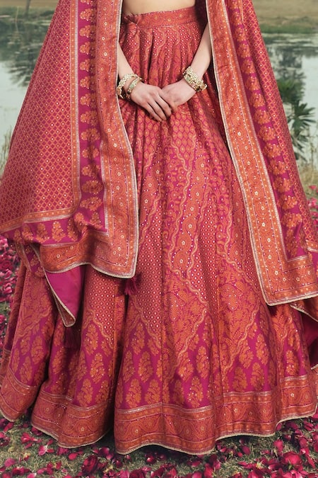 Safaa_Magenta Velour, Velvet Embroidery The Qalb Chikankari And Thread Woven Lehenga Set _Online_at_Aza_Fashions