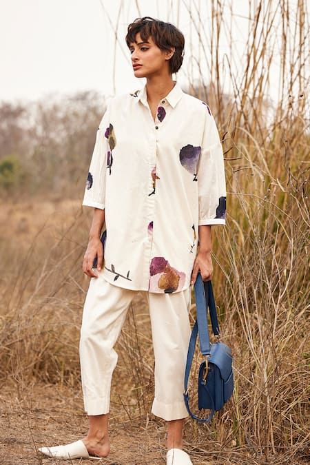 Kharakapas Off White Cotton Mul Printed Floral Collar Cascade Fling Shirt And Pant Set 