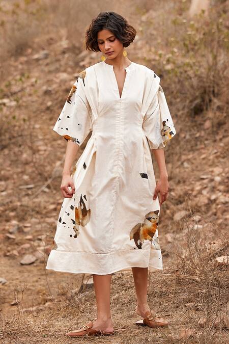 Kharakapas_Off White Cotton Lace Split V-neck Bahariya Splatter Print Dress _Online_at_Aza_Fashions