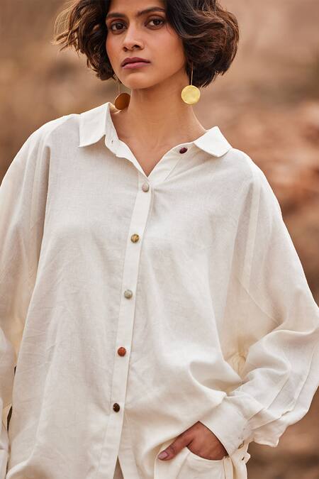 Shop_Kharakapas_Off White Linen Collared Heer Shirt And Pant Co-ord Set _Online_at_Aza_Fashions