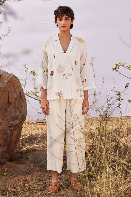 Kharakapas_Off White Cotton Embroidery Button-down Neck Ruyi Floral Print Shirt And Pant Set _Online_at_Aza_Fashions