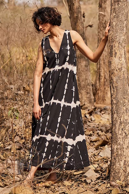 Kharakapas_Black Cotton V-neck Forest Shibori Pattern Jumpsuit _at_Aza_Fashions