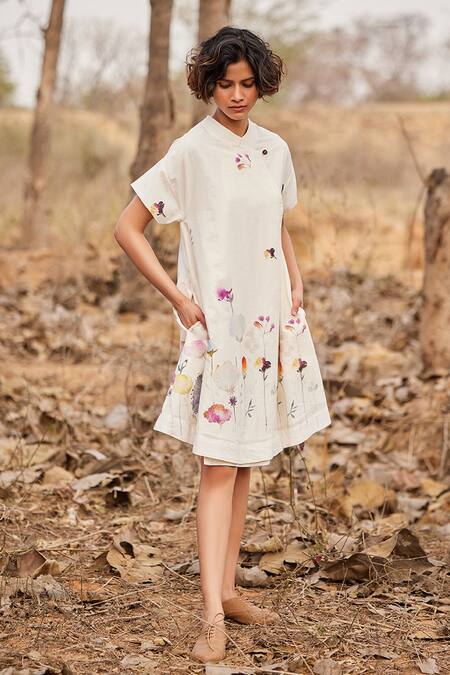 Kharakapas_Off White Cotton Collared Hortensia Floral Print Dress _Online_at_Aza_Fashions
