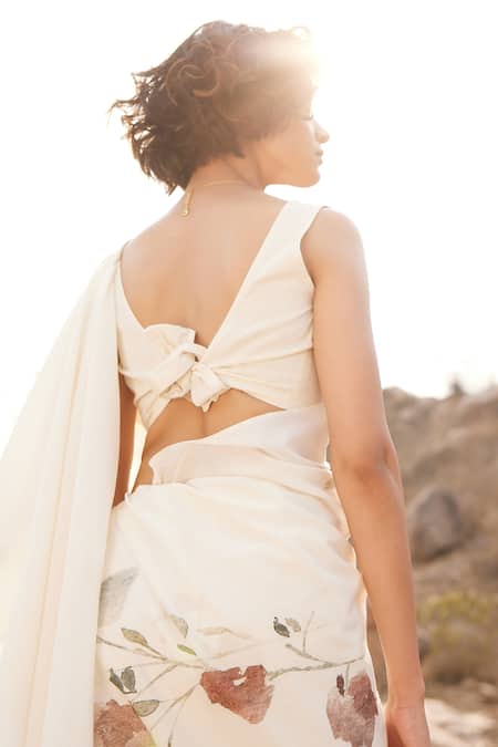 Kharakapas_Off White Cotton Embroidery V-neck Champa Floral Print Saree With Chameli Blouse _Online_at_Aza_Fashions