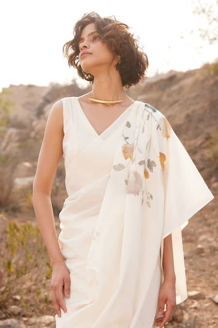 Buy_Kharakapas_Off White Cotton Embroidery V-neck Champa Floral Print Saree With Chameli Blouse _Online_at_Aza_Fashions