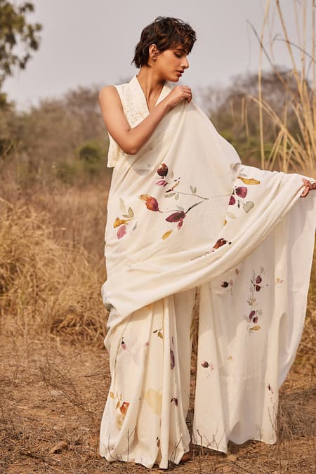 Kharakapas Off White Cotton Mul Print Floral V Neck Ketaki Saree With Blouse 