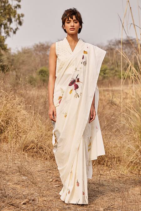 Kharakapas_Off White Cotton Embroidery V-neck Ketaki Mul Saree With Blouse _Online_at_Aza_Fashions
