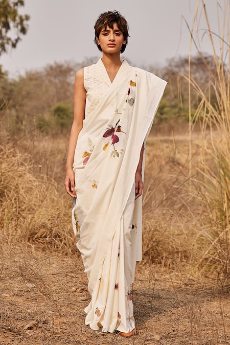 Shop_Kharakapas_Off White Cotton Embroidery V-neck Ketaki Mul Saree With Blouse _Online_at_Aza_Fashions