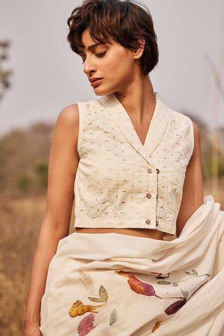 Kharakapas_Off White Cotton Embroidery V-neck Ketaki Mul Saree With Blouse _at_Aza_Fashions