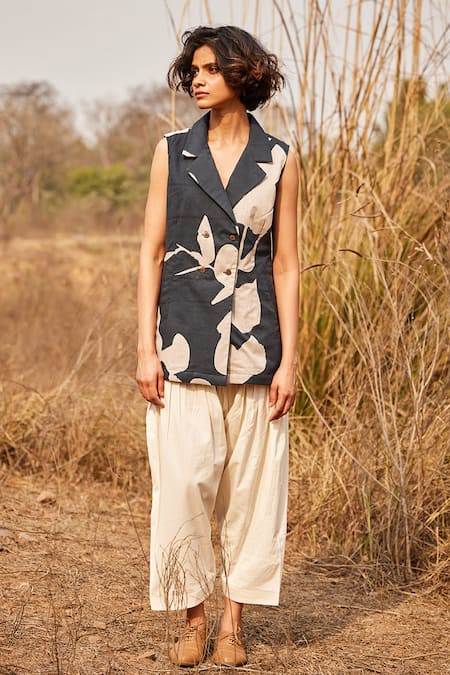 Kharakapas_Black Cotton Collared Abstract Print Waistcoat Top _Online_at_Aza_Fashions