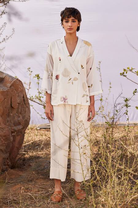 Kharakapas_Off White Cotton Collared Ruyi Floral Print Shirt _Online_at_Aza_Fashions