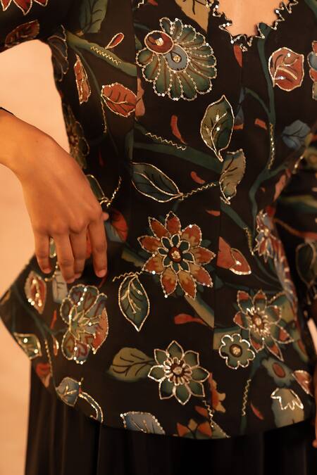 Buy_Aamra By Lavanya_Grey Silk, Organza Sequins V-neck Hand Painted Kalamkari Kurta With Flared Pant 