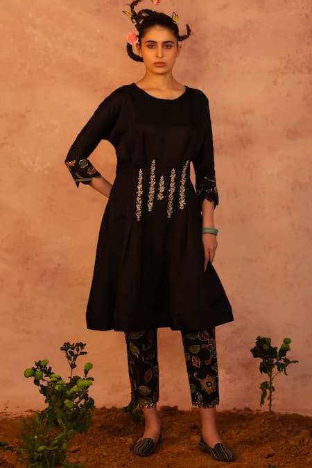 AAMRA BY LAVANYA Front Pleated Kurta With Straight Pant 