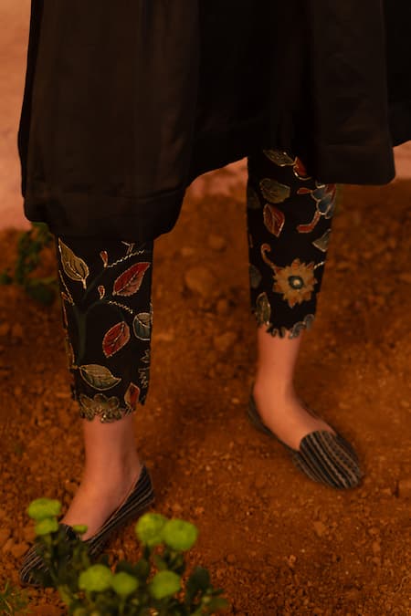 Shop Aamra By Lavanya Black Chanderi Silk, Linen Embroidery, Front Pleated Kurta With Straight Pant Online at Aza Fashions Shop_Aamra By Lavanya_Black Chanderi Silk, Linen Embroidery, Front Pleated Kurta With Straight Pant _Online_at_Aza_Fashions